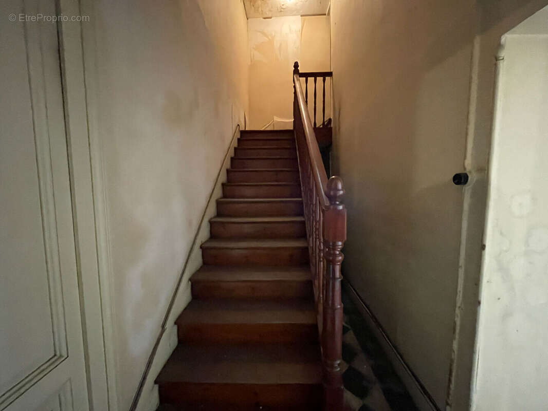 Grande maison en pierre à rénover dans un village prisé - photo 14