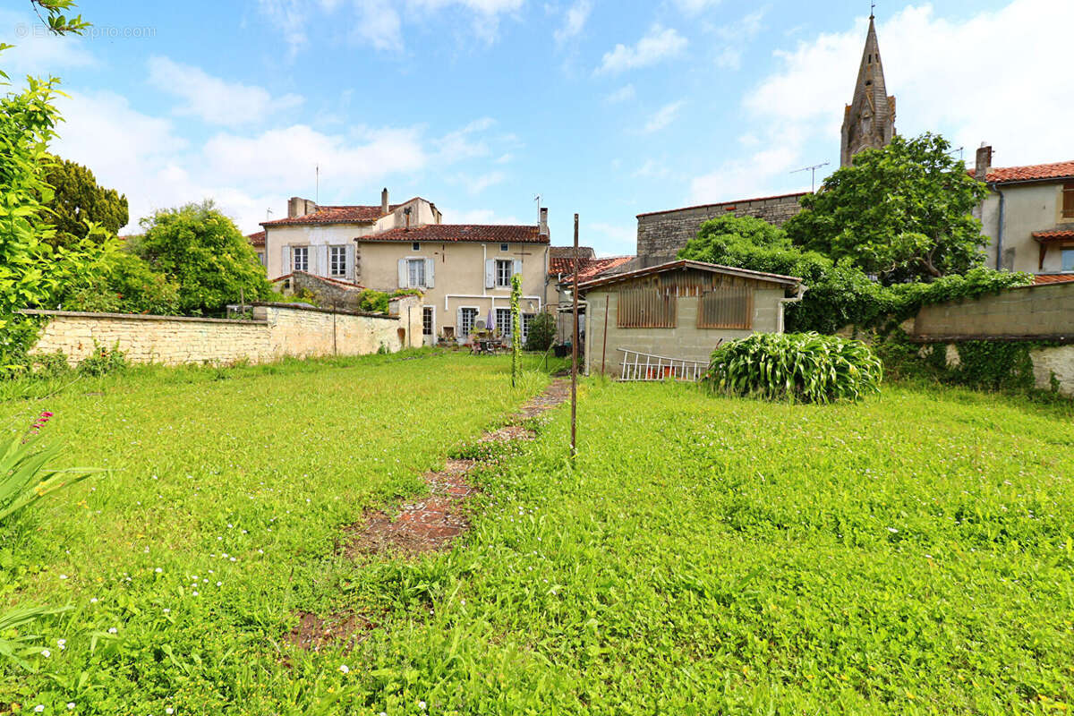 Maison à AIGRE