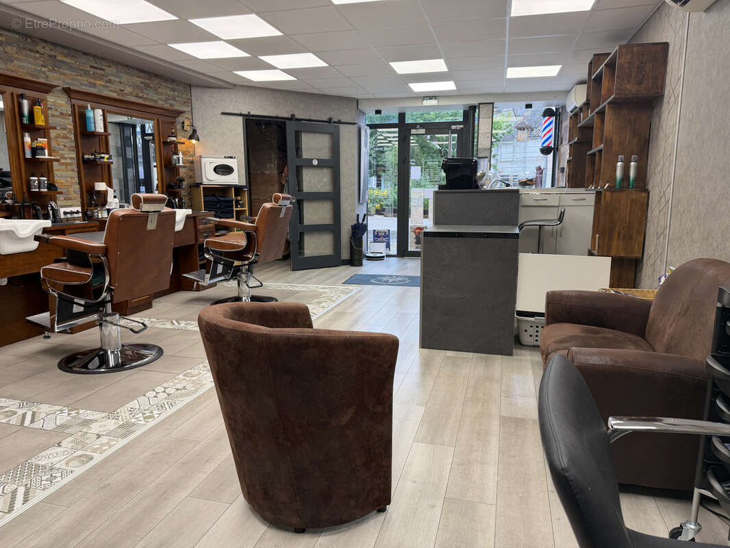 Salon de coiffure & barbier clé en main   emplacement no1 centre-ville tournus ou vente des actions : 23 000 € - photo 6
