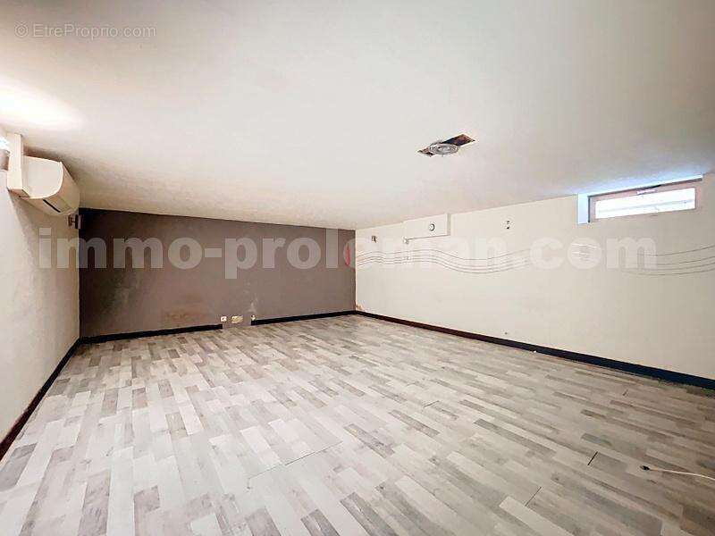Appartement_T3_Valleiry_bus_proche_frontière_commerce_école_centre_ville_Salon_Séjour_Cuisine_équipée_chambre_dressing_salle_eau_sous_sol_ - Appartement à VALLEIRY