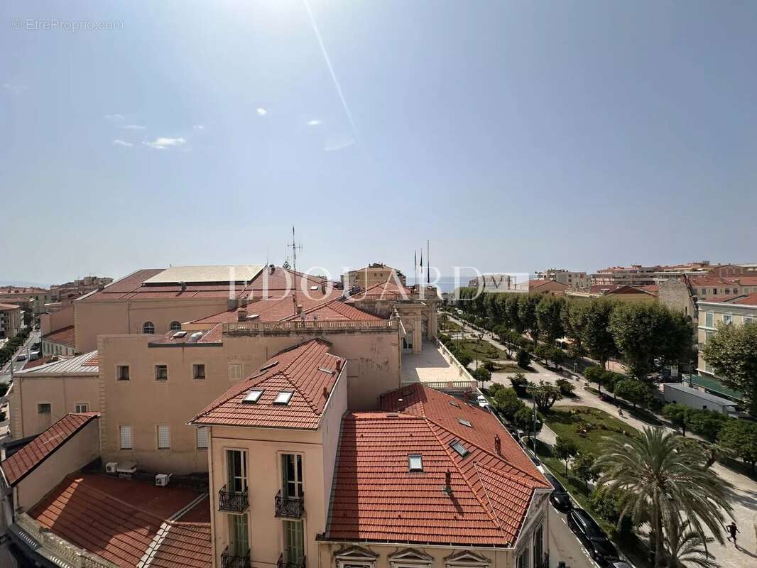 Vaste trois pièces à vendre avec belle vue sur la ville jusqu’à la mer, en plein centre de Menton - photo 5