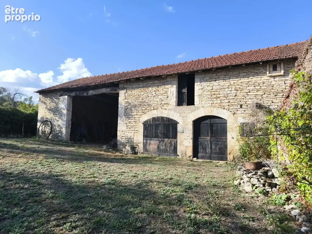 Deux granges en pierre a restaurer sur un terrain de 7195 m2. Puits - photo 3