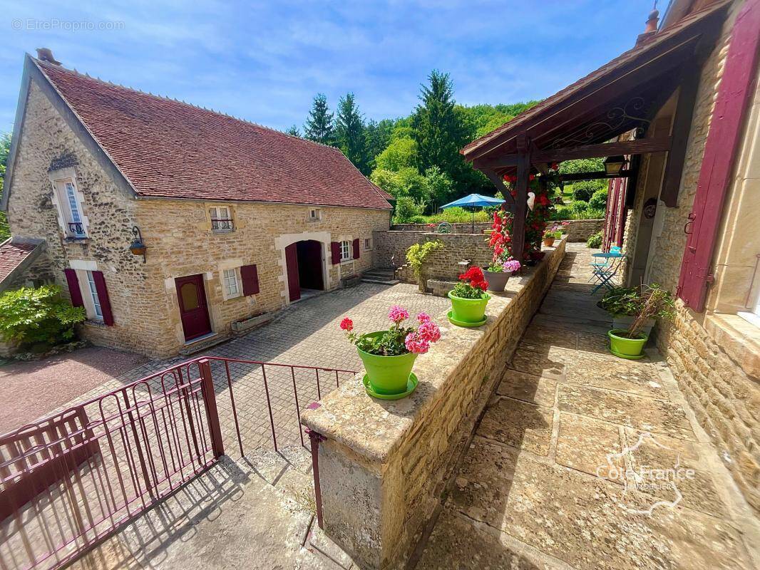 Maison à COURCELLES