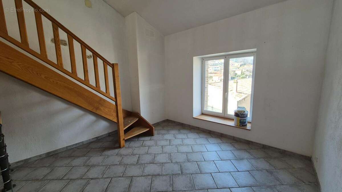 Maison à SAINT-JULIEN-DE-PEYROLAS