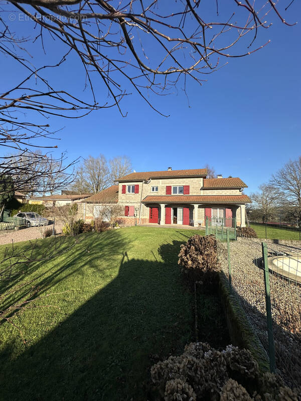 Maison à CELLES-SUR-DUROLLE