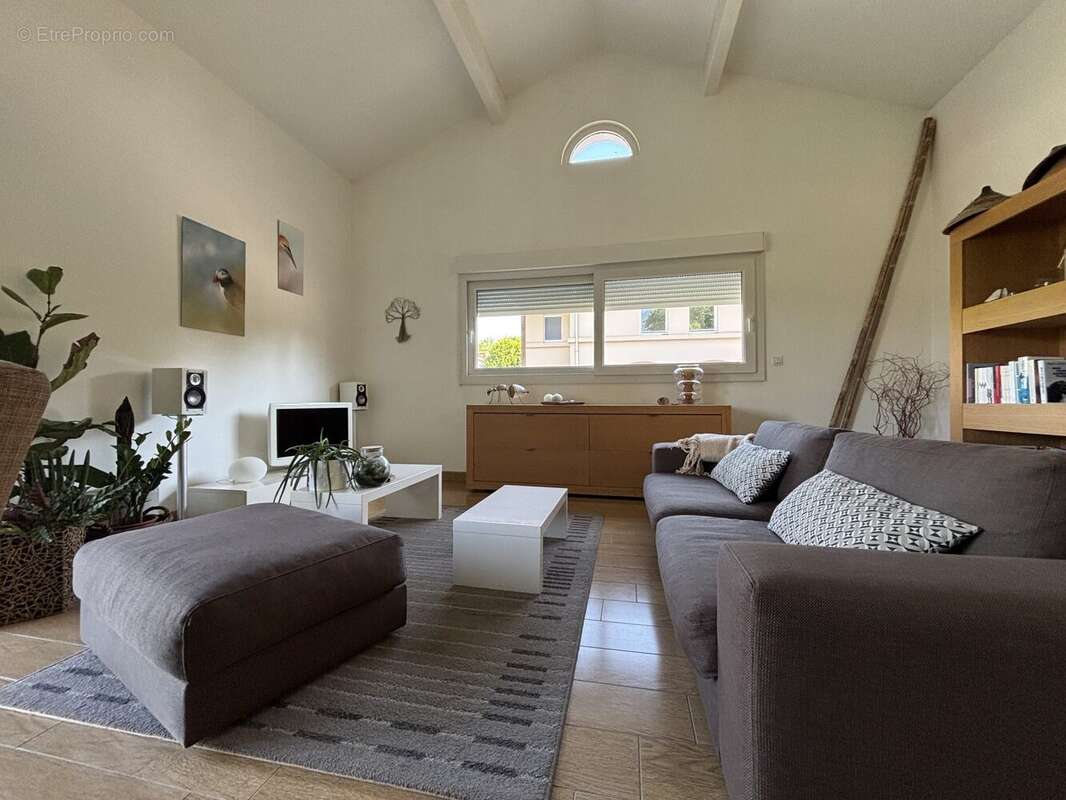 Appartement 94 m² à Saint-Prim  - photo 2