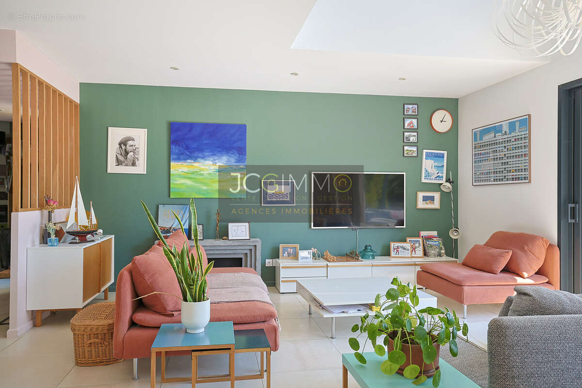 Villa contemporaine T5 de 150m2 habitables avec vue dominante, garage et piscine ! - photo 6