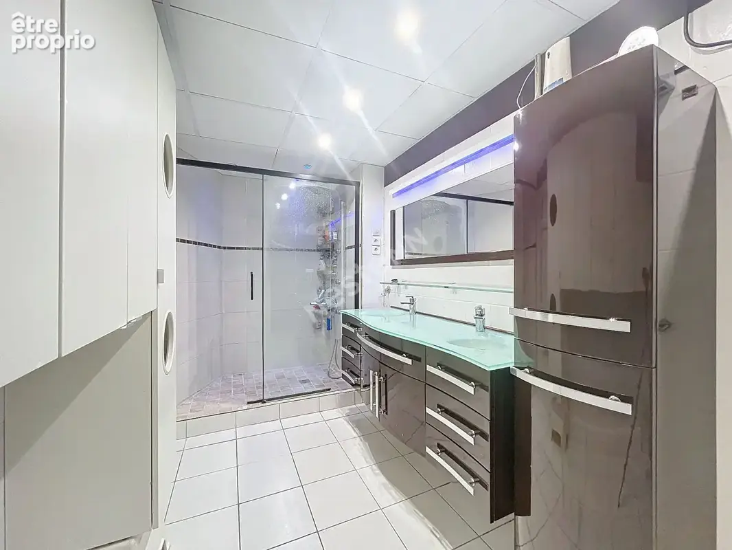 Bel ensemble immobilier - Maison - Appartement - Local commercial - Rendement locatif - photo 9