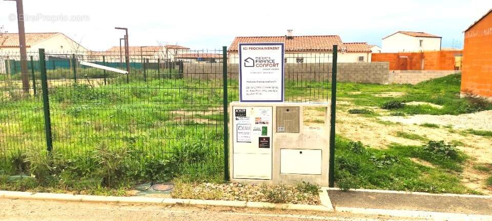 Terrain à POUZOLLES