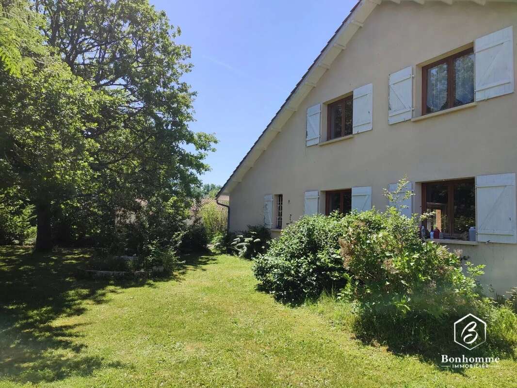 Maison à SAINT-MORILLON