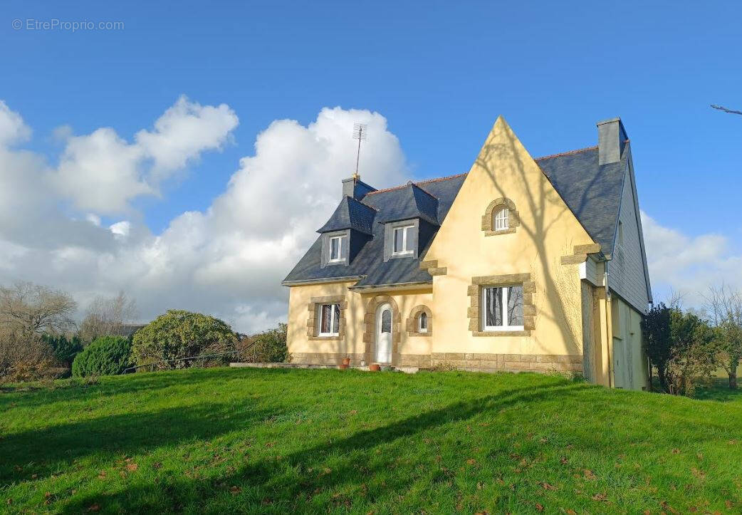 Maison à CHATEAUNEUF-DU-FAOU