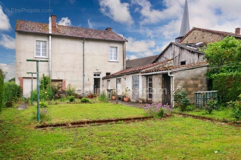 Maison de Villlage de  91,5 m² - 5 pièces - 3 Chambres - Garage - Dépendances - Jardin 300 m² -  ORADOUR SAINT GENEST (87) - photo 19