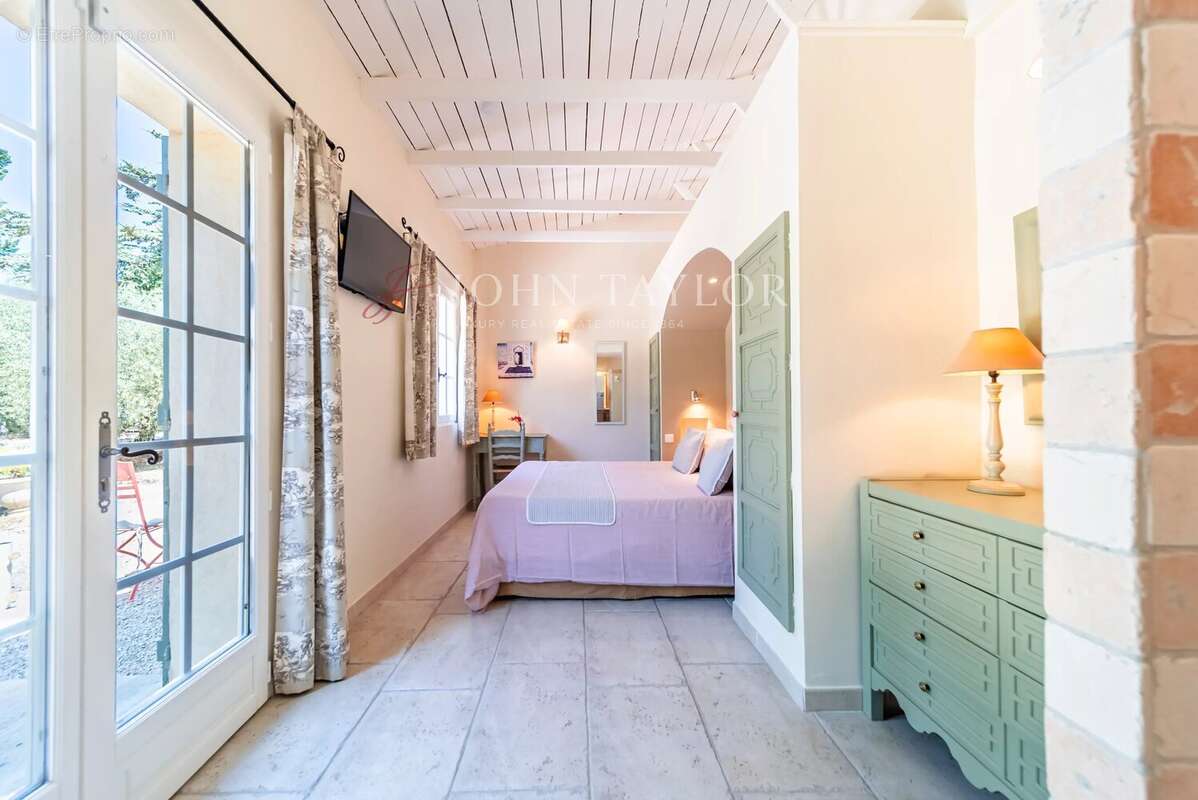 À vendre – Villa de plain-pied avec dépendances et piscine – Mouriès, à proximité de Maussane-les-Alpilles - photo 13