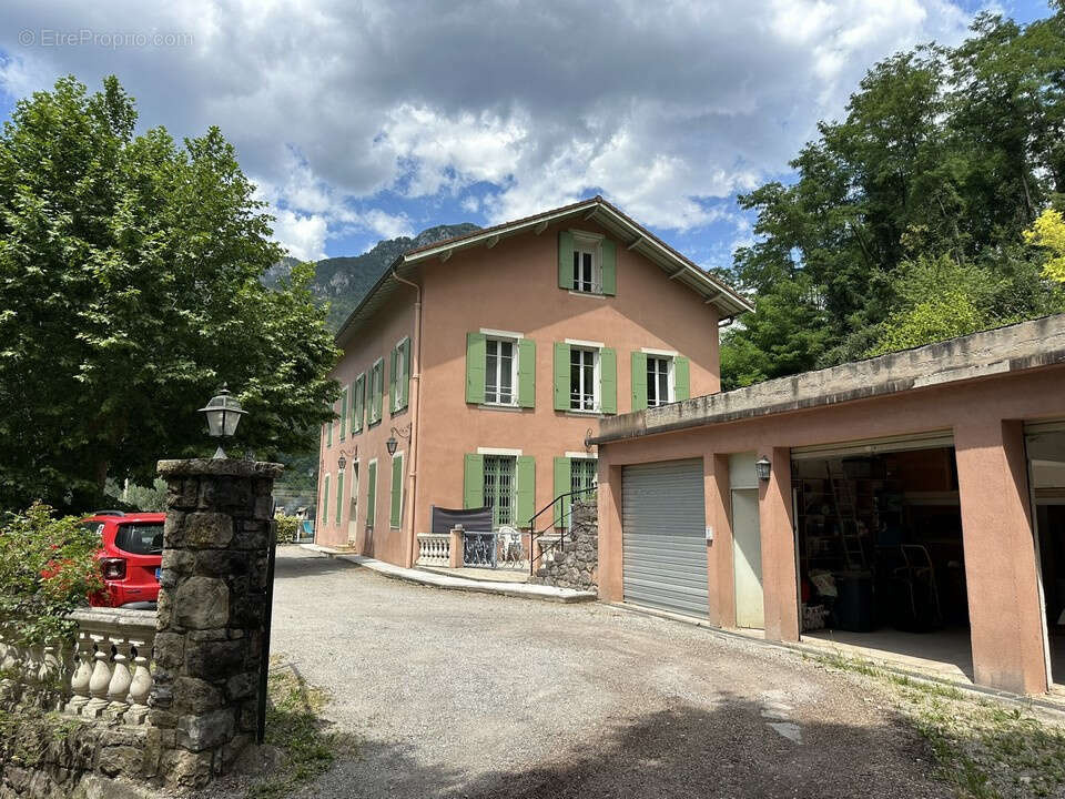 À vendre, moitié droite d’une magnifique maison de maître avec garage et jardin - photo 42