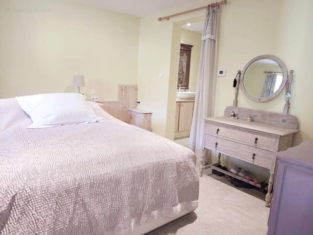 Jolie maison en pierres avec dépendances - photo 10