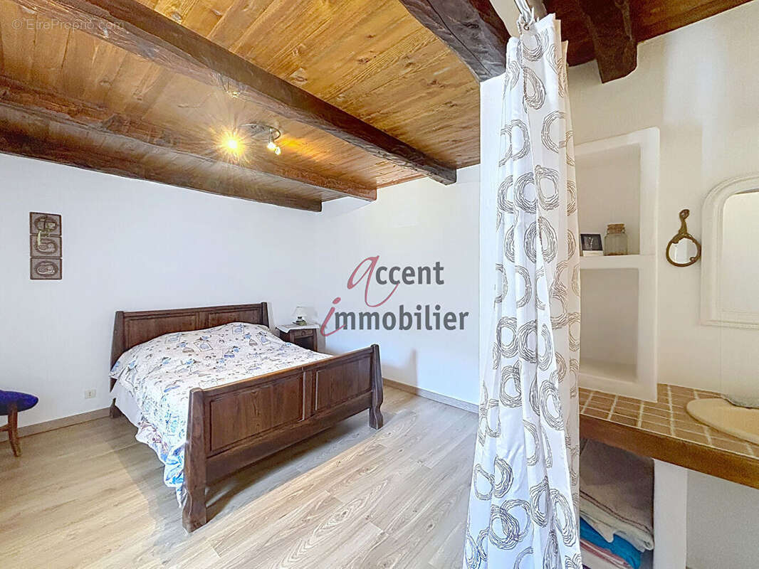 Robion Village, Authenticité et vue sur le Luberon, mas mitoyen en pierre d'environ 144 m² - photo 8