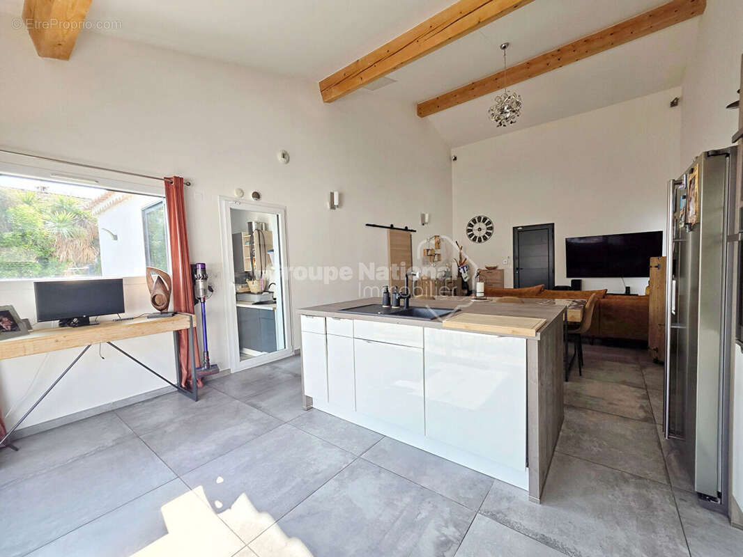 Superbe maison plain-pied de 2018 T4  96 m²  Piscine  Proche centre-ville - photo 12