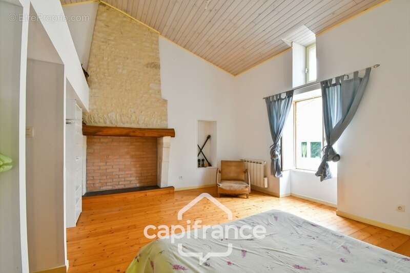 Maison charentaise à vendre 4 pièces LES EGLISES D'ARGENTEUIL (17)avec garage sur 1089m² de jardin arboré - photo 11