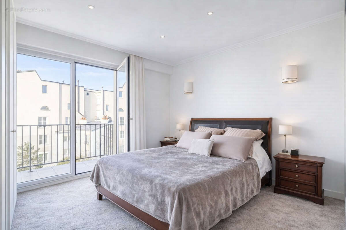 Appartement à NEUILLY-SUR-SEINE