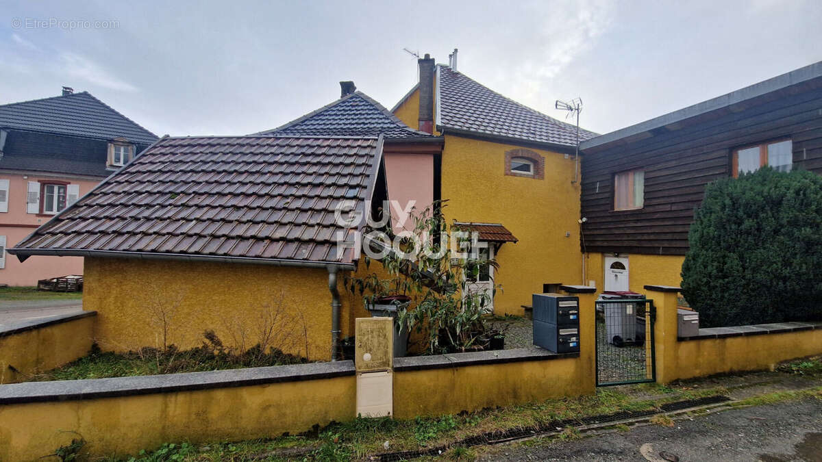 Appartement à ROUGEMONT-LE-CHATEAU