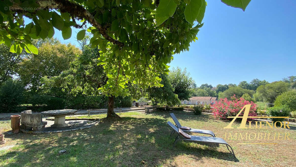 Maison de village en pierre avec belle vue, jardin et garage - Bourdeilles 24310 - photo 15