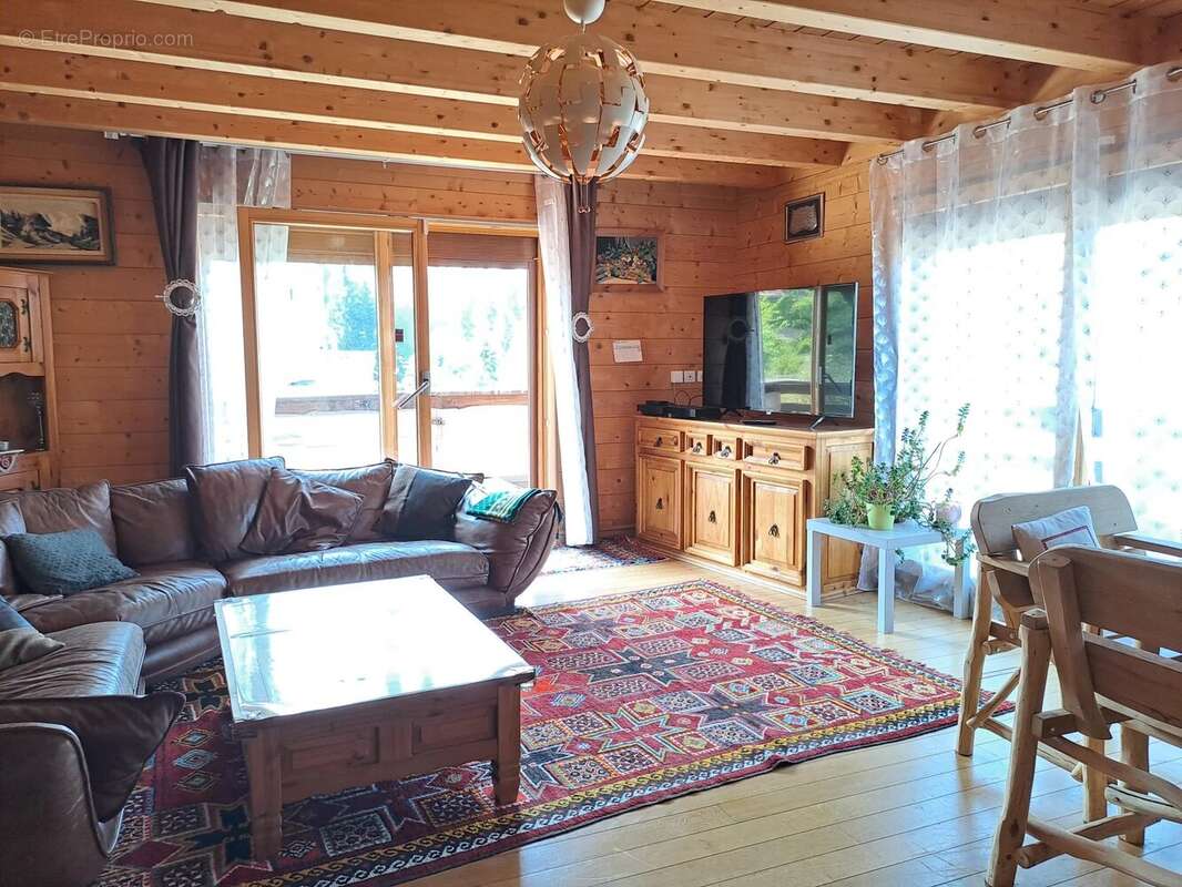 PREMANON : Chalet avec 2 logements et grand garge - photo 3