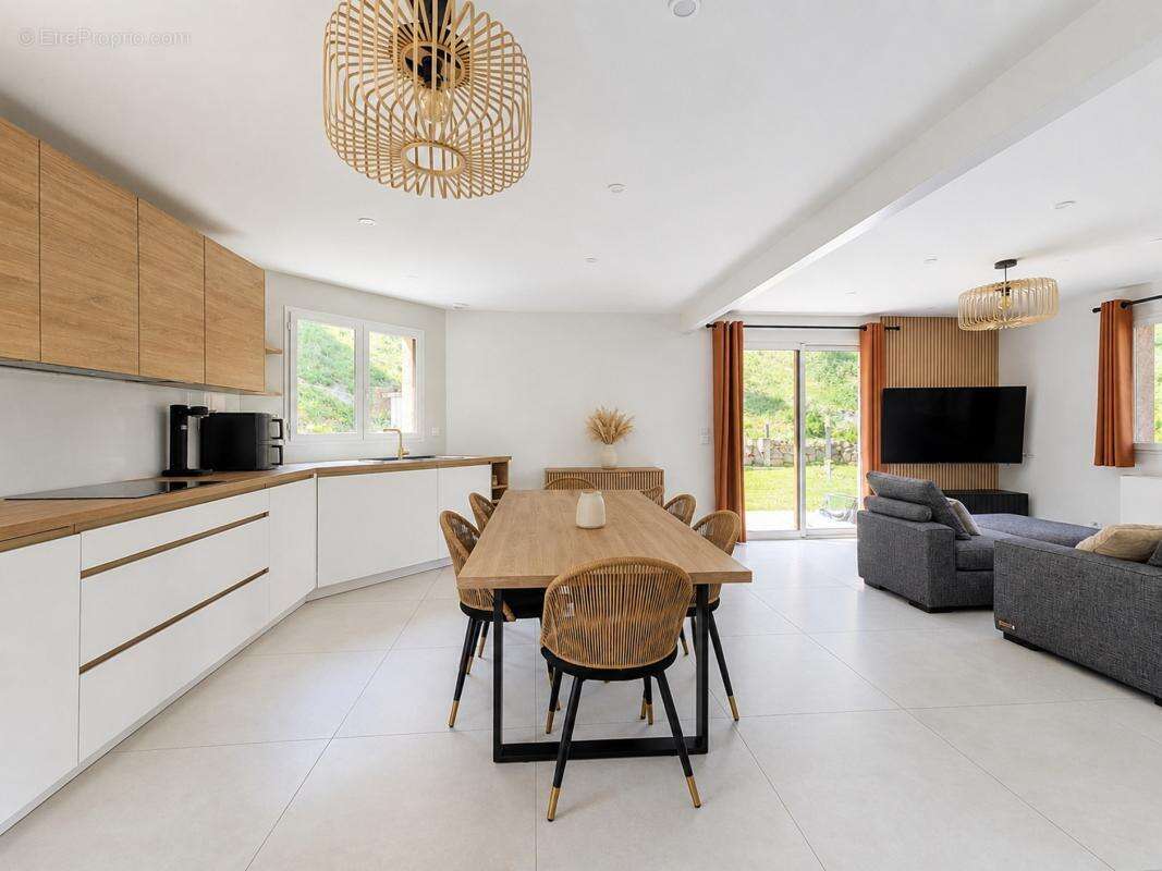 Maison 150 m² à La Tour  - photo 2