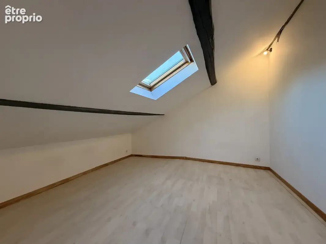 Appartement alliant charme, fonctionnalité et situation idéale, à proximité immédiate des commerces et des com - photo 4