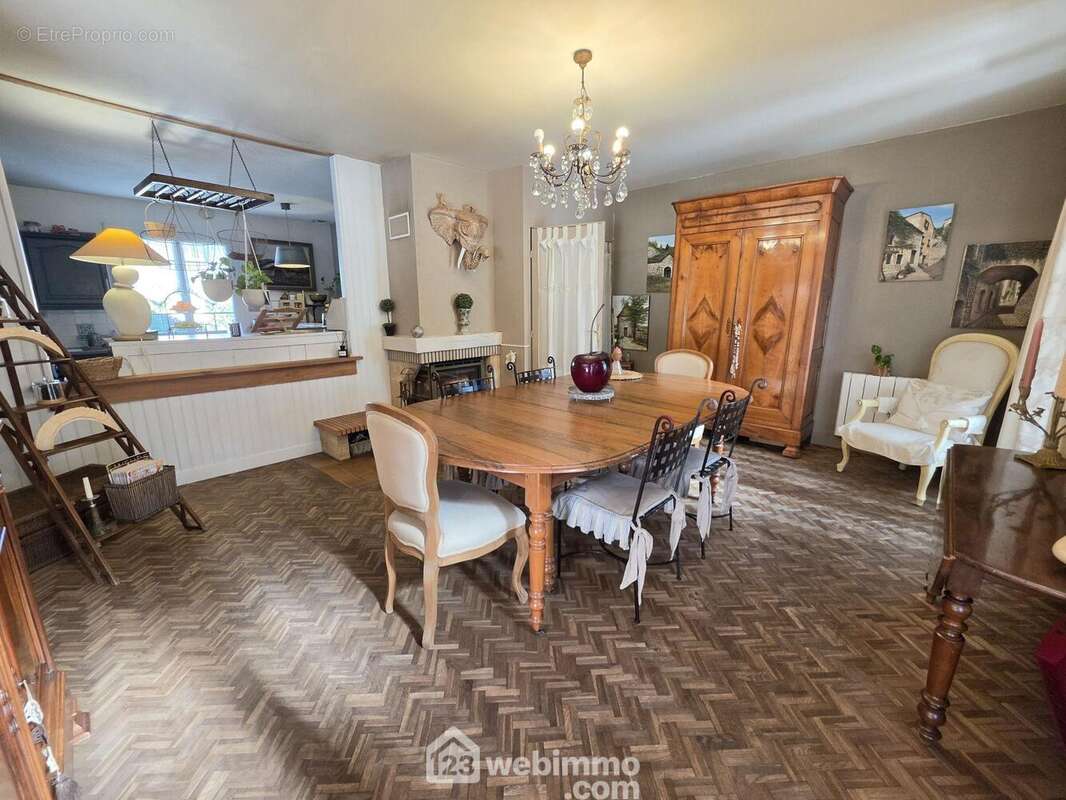 Puis la salle à manger, spacieuse pour recevoir - Maison à MACAU