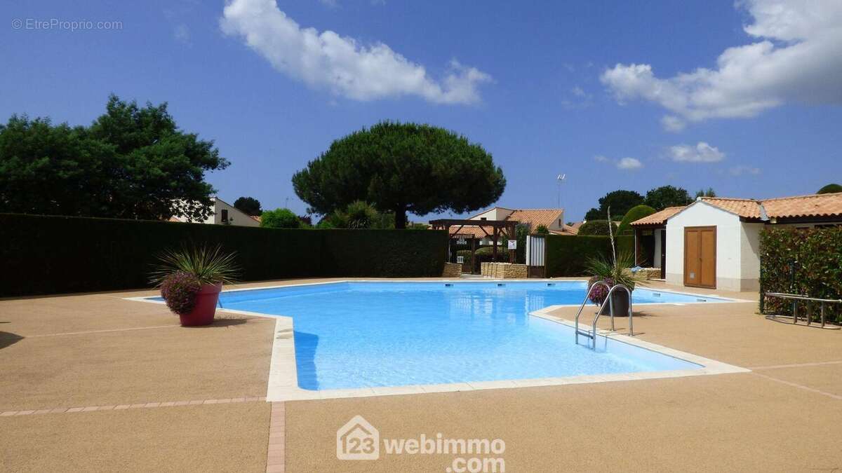 De nombreux infrastructure sont présentes , comme la piscine. - Maison à SAINT-VINCENT-SUR-JARD