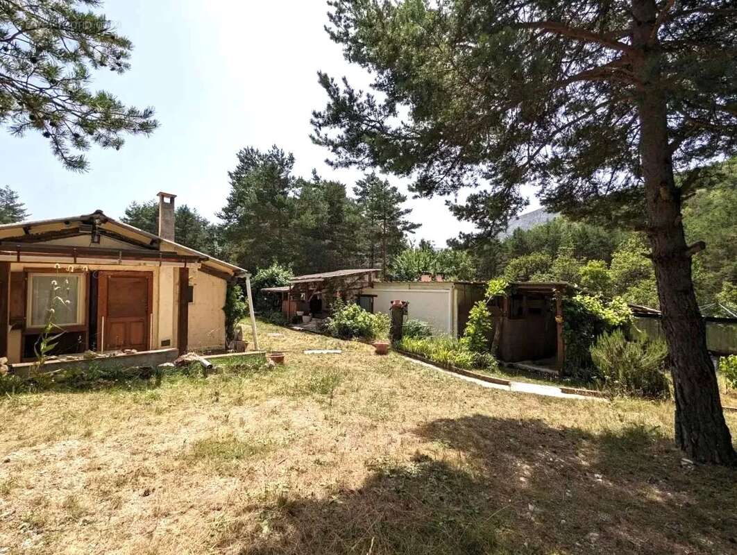 Propriété 2 maisons - Terrain 55330 m² - photo 11