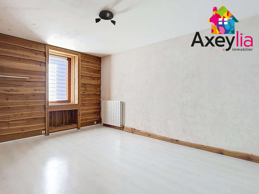 Maison à SAINT-BONNET-DES-QUARTS