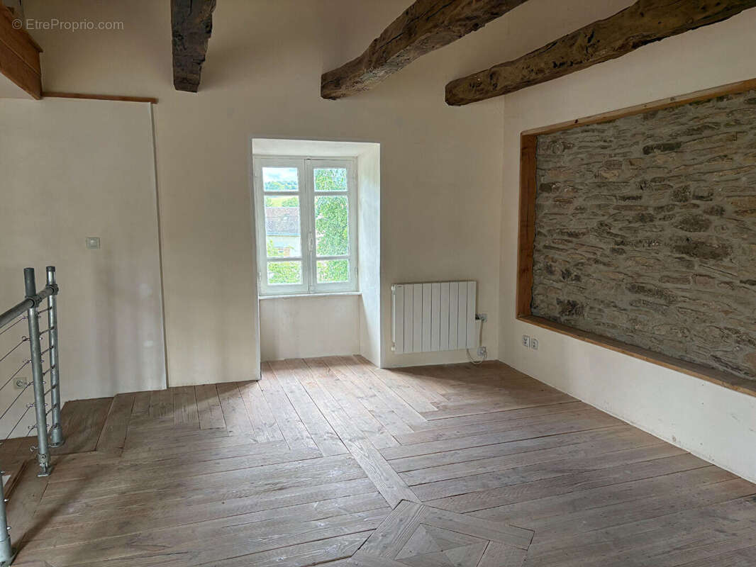 Fermette en pierre avec dépendances et terrain. - photo 8