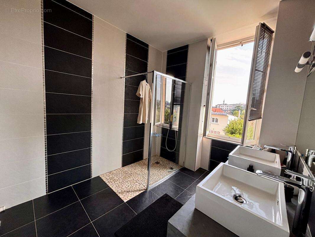 Maison de ville de 146 m² avec piscine, dépendance et stationnement à proximité - photo 9