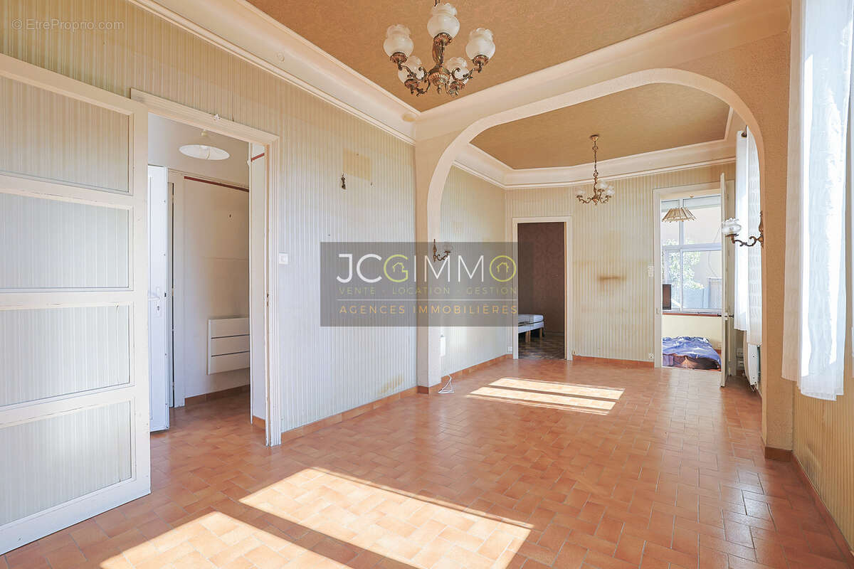 Maison à fort potentiel composée de 2 appartements - Bas Faron à Toulon - photo 7