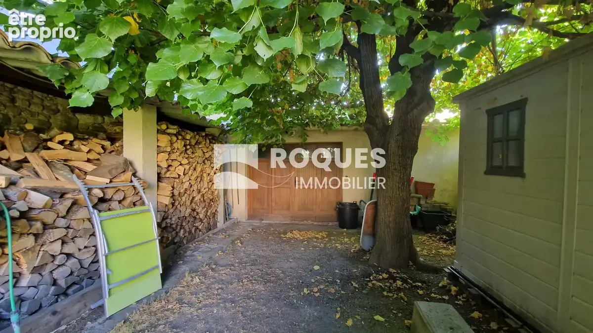Lodève centre, maison de ville, sept pièces, 186 m2 habitables et jardin de 320 m2 - photo 9