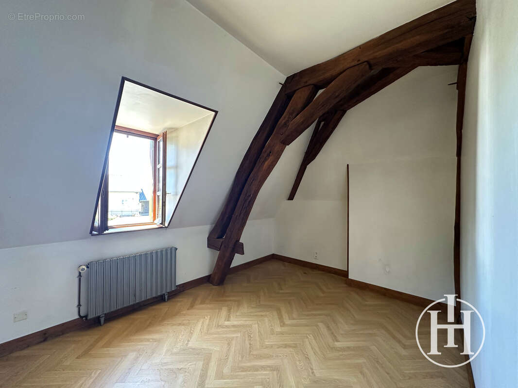 EXCLUSIVITÉ : Maison de village en pierre   Beau potentiel à 10 minutes des commodités - - photo 6