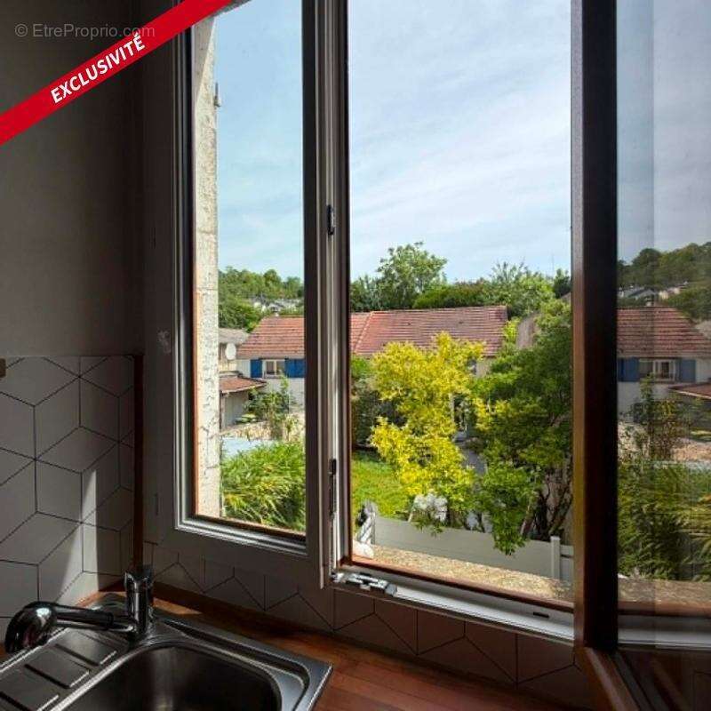 Appartement / Studio de 27 m² séjour lumineux, cuisine meublée équipée. Cave privée. Centre Ville Maule 78580 - photo 5
