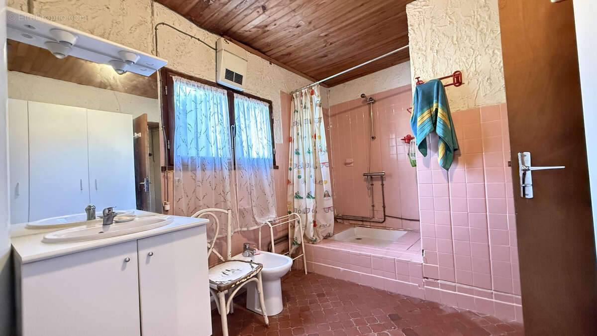 Maison de campagne familiale à rénover entièrement avec grand terrain et dépendances - photo 21