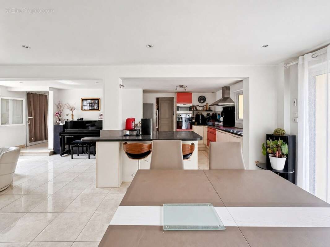 Angers – Maison familiale de 170 m², cinq chambres, Garage et grand jardin sans vis-à-vis - photo 3