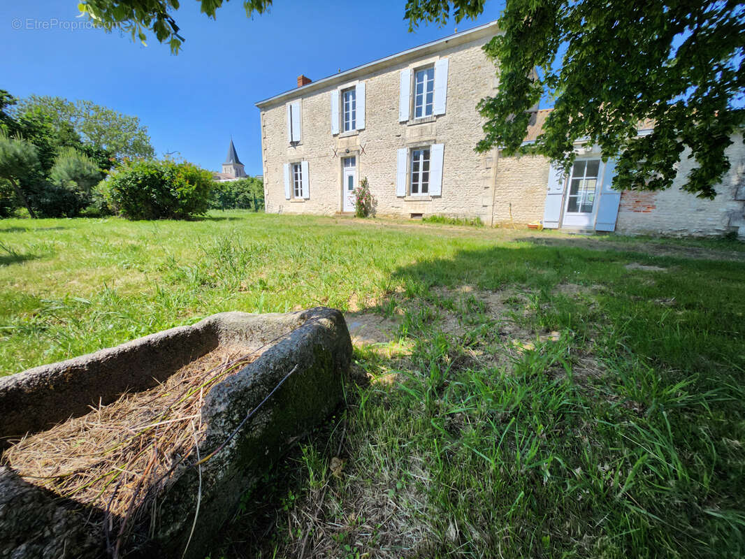 Maison en pierre avec 4 chambres et beau terrain - photo 2