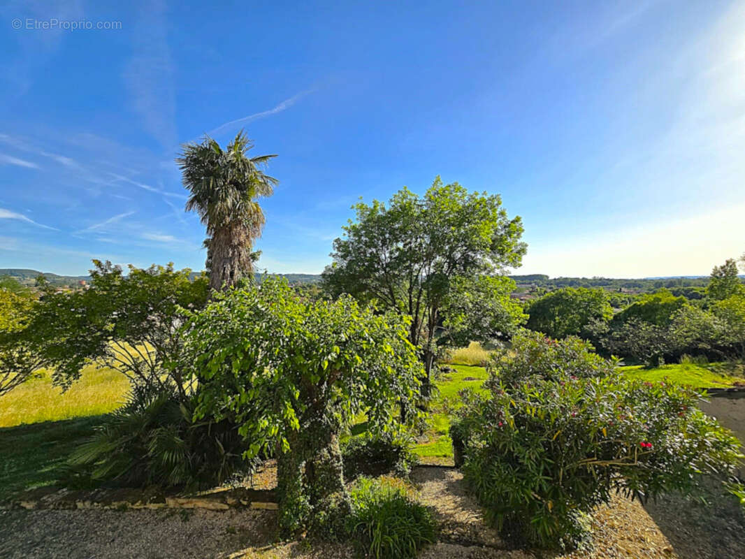 Rare - Délicieuse propriété 1,9 hectare maison rénovée et nombreuses dépendances - photo 13