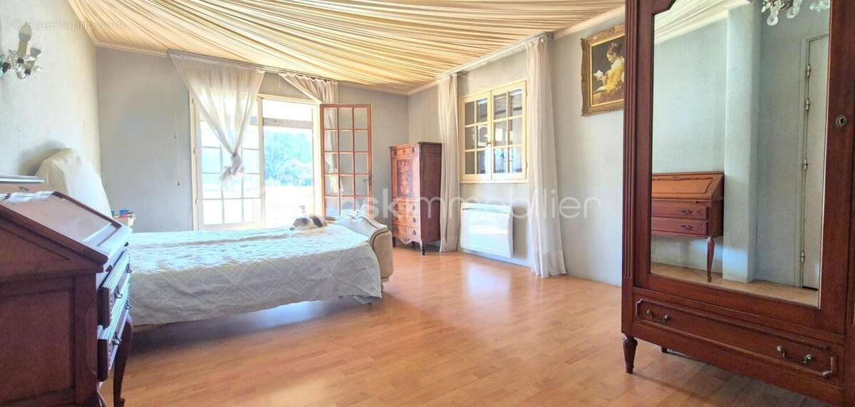 Propriete au calme--maison 410m² divisee en 5 appartements +garage-- parcelle de plus de  2000m² -zone ujn - photo 2