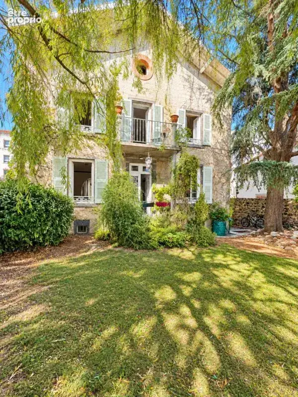 Maison de maître avec piscine et terrain arboré de 1 600 m² - photo 3