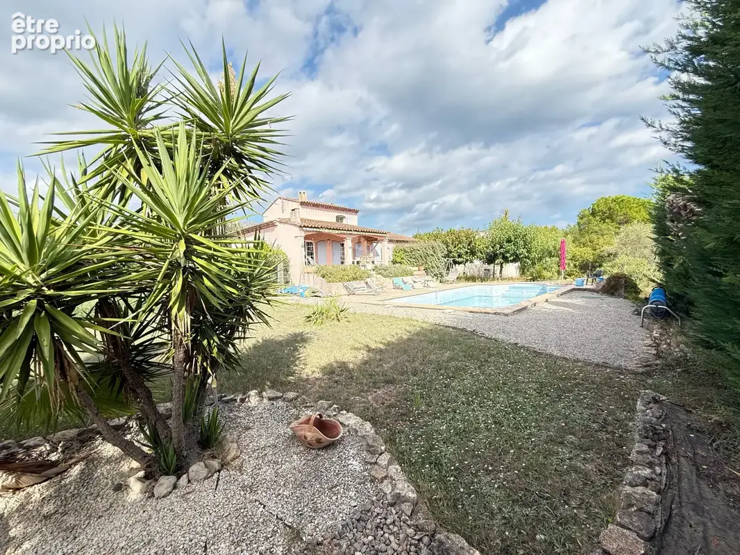 Bagnols en foret, villa dominante au calme avec piscine  et appartement independant - photo 1