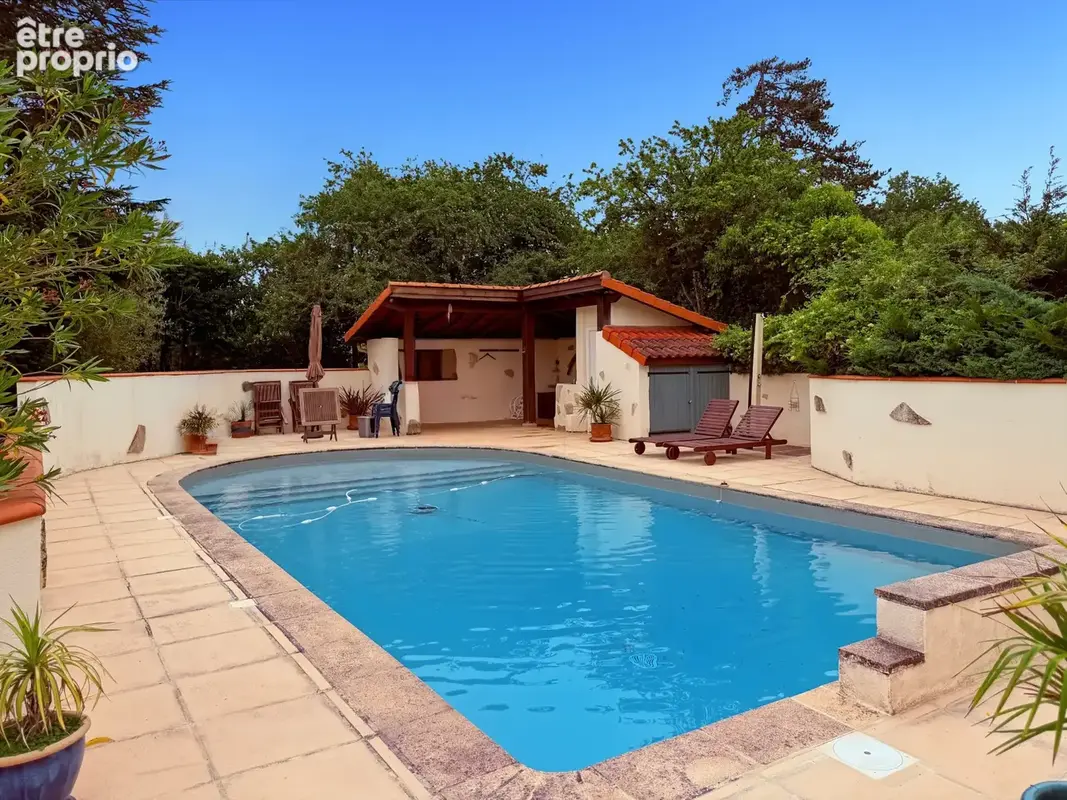 Propriété 358 m2 à vendre -avec 7700 m2 de parc - Maison 8 pièces de 234 m2, gîte de 124 m2 et piscine proche de MARCIAC (32) - photo 3