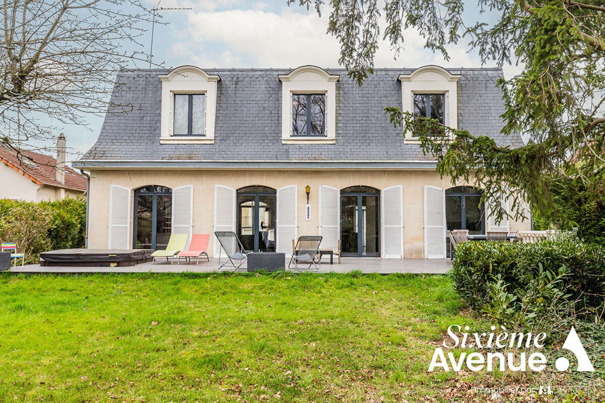 Maison à SAINTE-GENEVIEVE-DES-BOIS