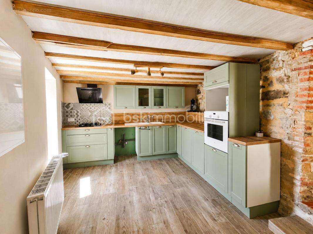 Maison en pierre rénovée avec grange – Un havre de paix au cœur de la campagne - photo 4