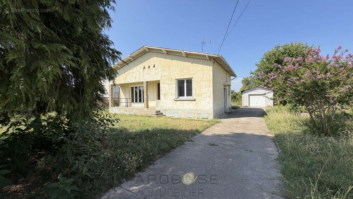 Maison de plain pied de type F3 avec jardin et garage . - photo 3
