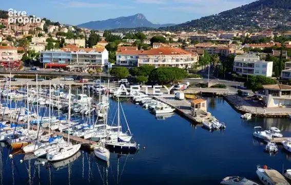 À quelques pas du port et du centre-ville de Carqueiranne, appartement en excellent état, situé au sein d’une - photo 6